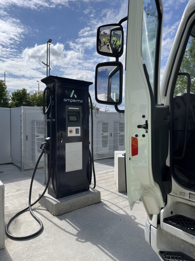 E-LKW sind im Kommen – Depot-Laden mit PV als Booster für Dekarbonisierung