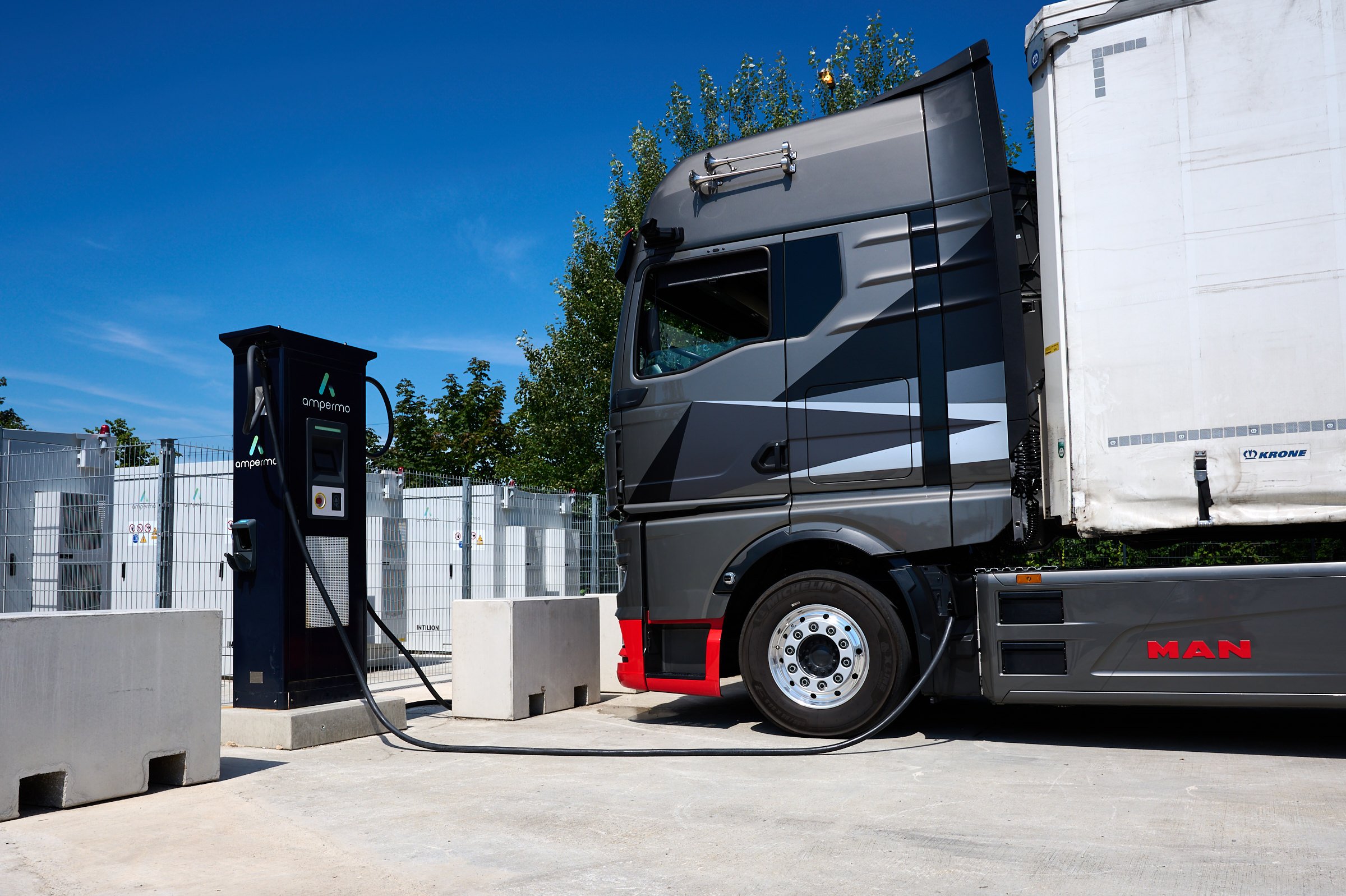 25% geringere Ladekosten und 900 Tsd. Ladepunkte für erfolgreichen E-LKW Hochlauf notwendig
